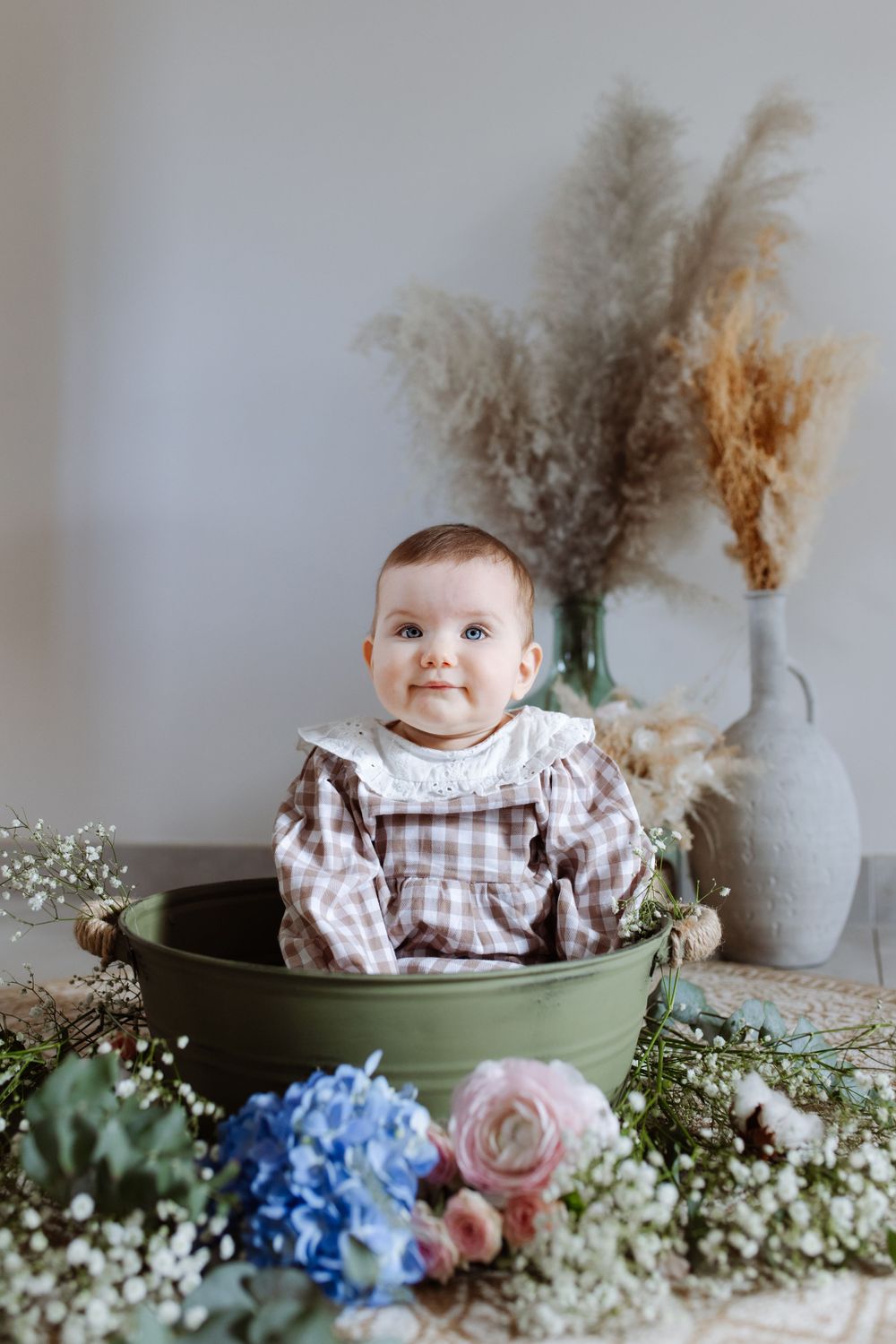 Bébé dans un bain de lait à Chambourcy, séance photo douce par une photographe des Yvelines