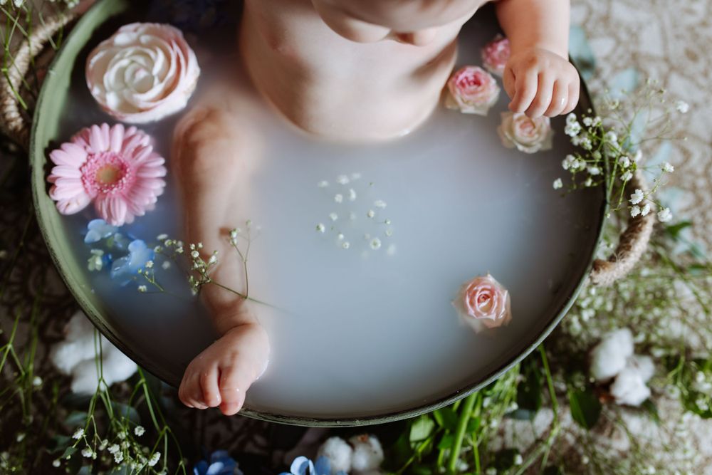 Portrait bébé dans bain de lait, lumière naturelle à Chambourcy, Yvelines