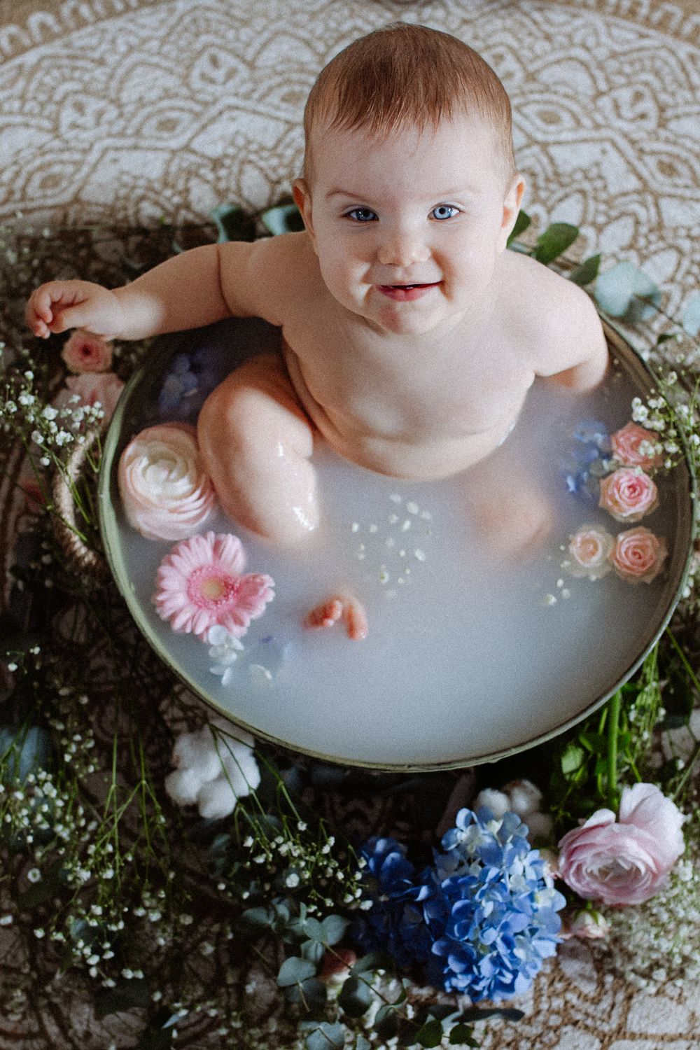 Séance bain de lait à Chambourcy, portrait intime et naturel du bébé