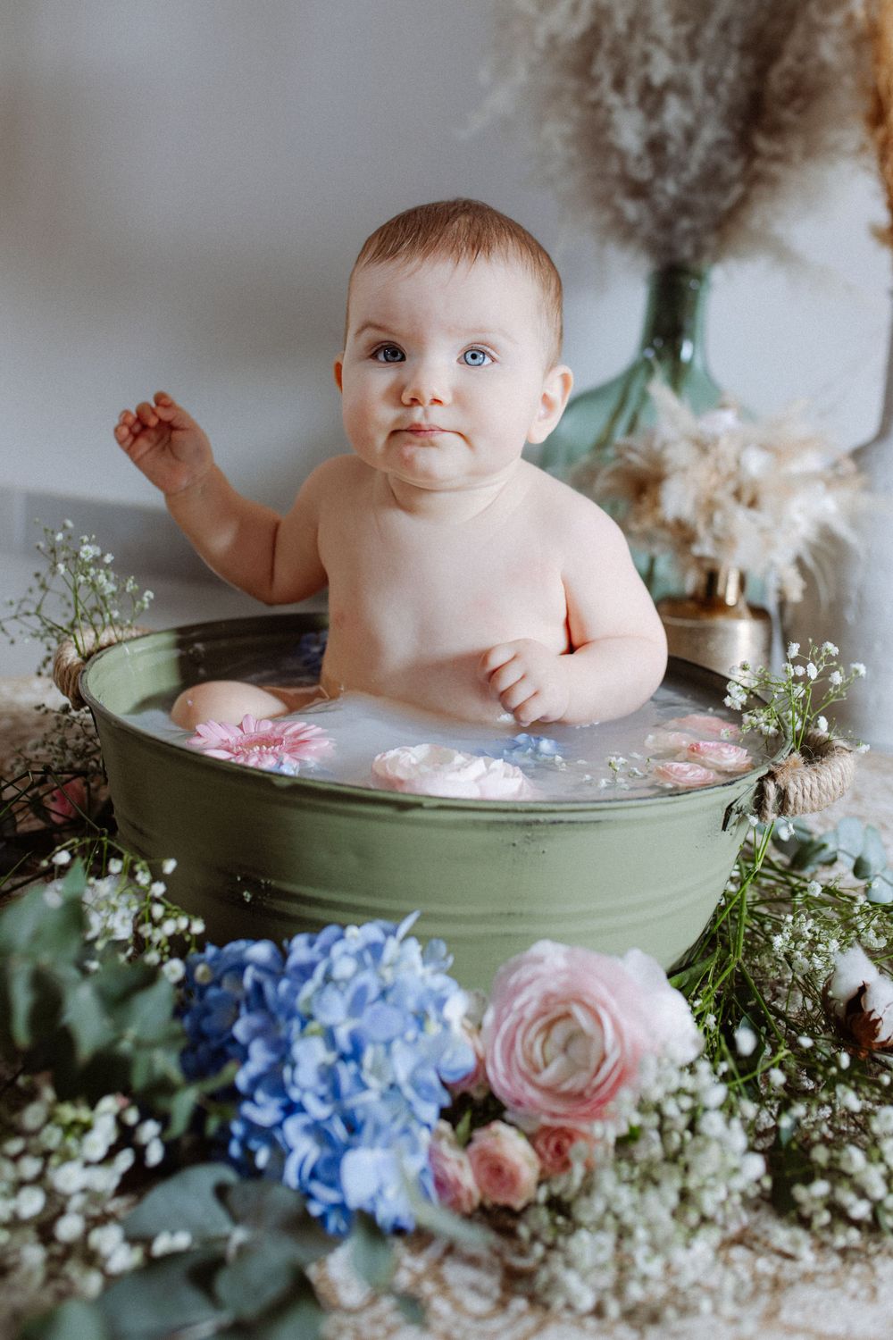 Bébé dans baignoire en cuivre, lumière douce, séance photo Yvelines