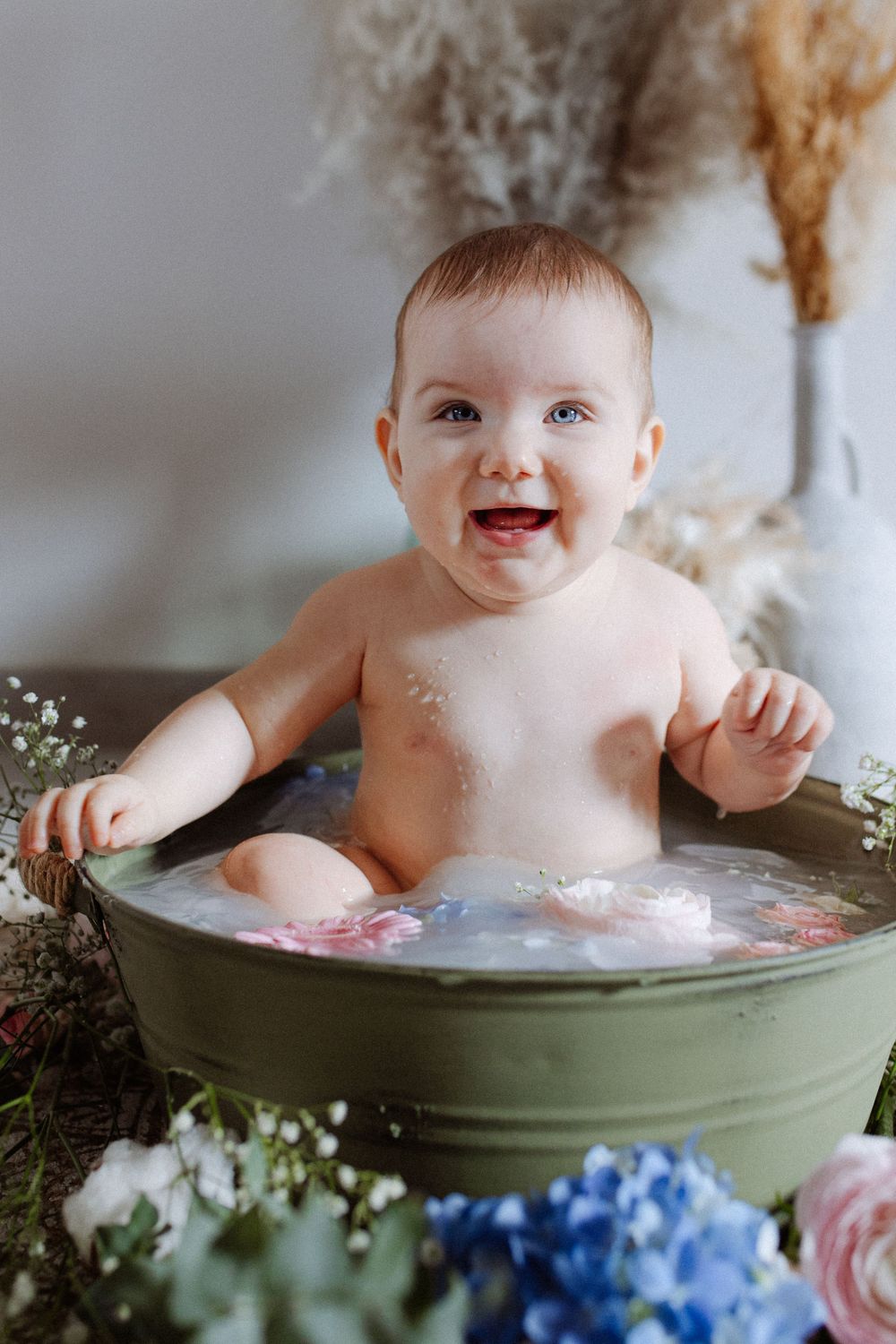 Bébé se relaxant dans bain de lait, séance photo Chambourcy, Yvelines
