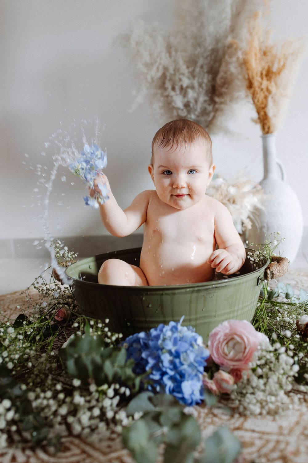 Bébé jouant dans bain de lait, photographe professionnelle Yvelines
