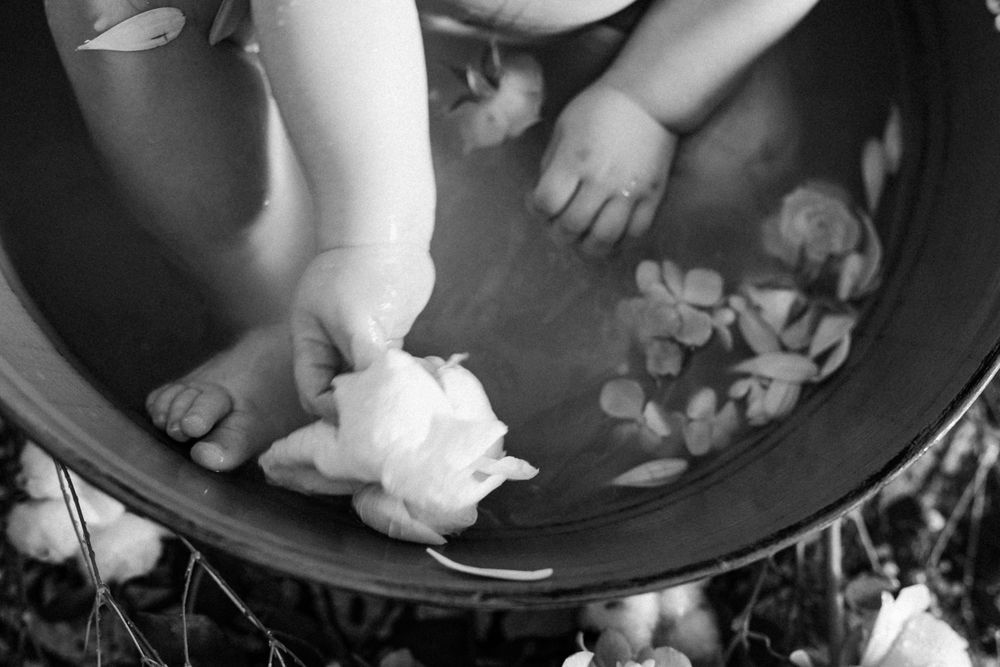 Moment tendre lors d’une séance bain de lait à Chambourcy, photographe Yvelines