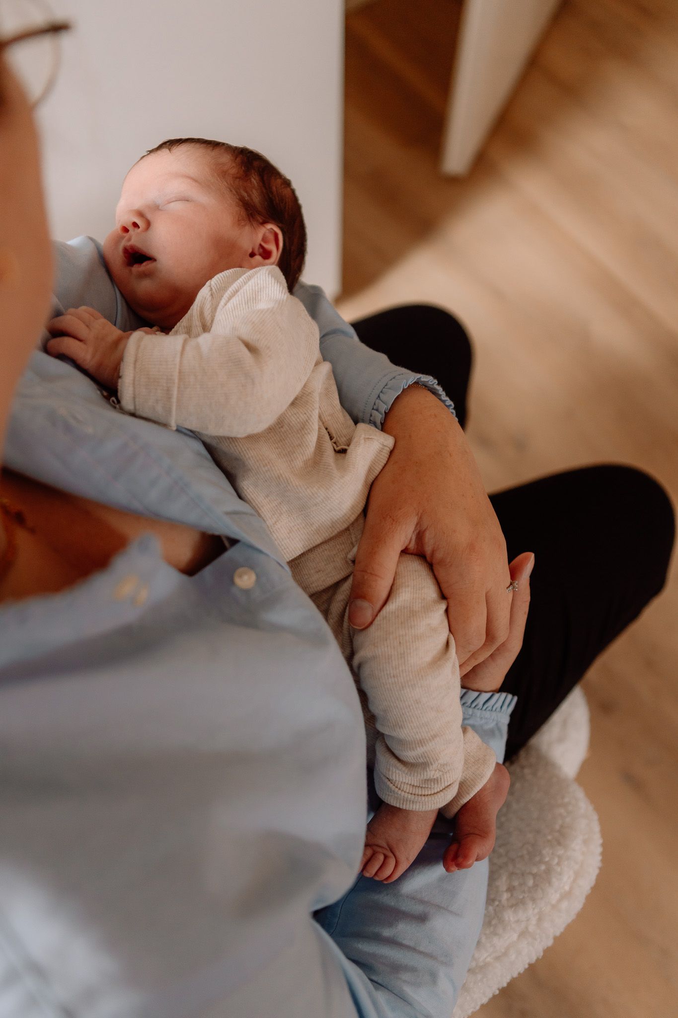 Newborn lifestyle fotografie met ouders in Terneuzen, Zeeland, Oost-Vlaanderen