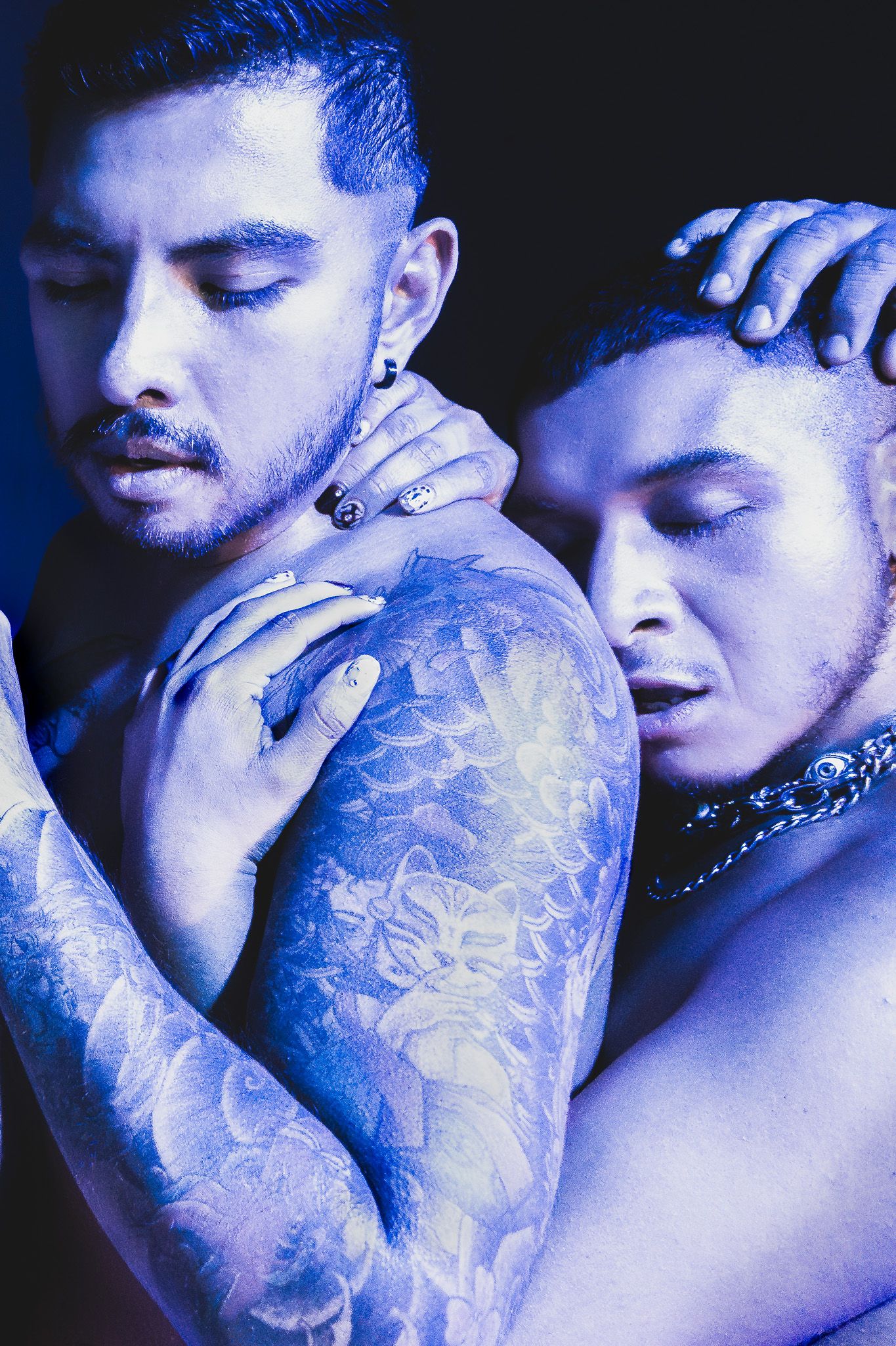 Fotografía de pareja masculina queer explorando conexión e intimidad en CDMX por Photo Iconiq