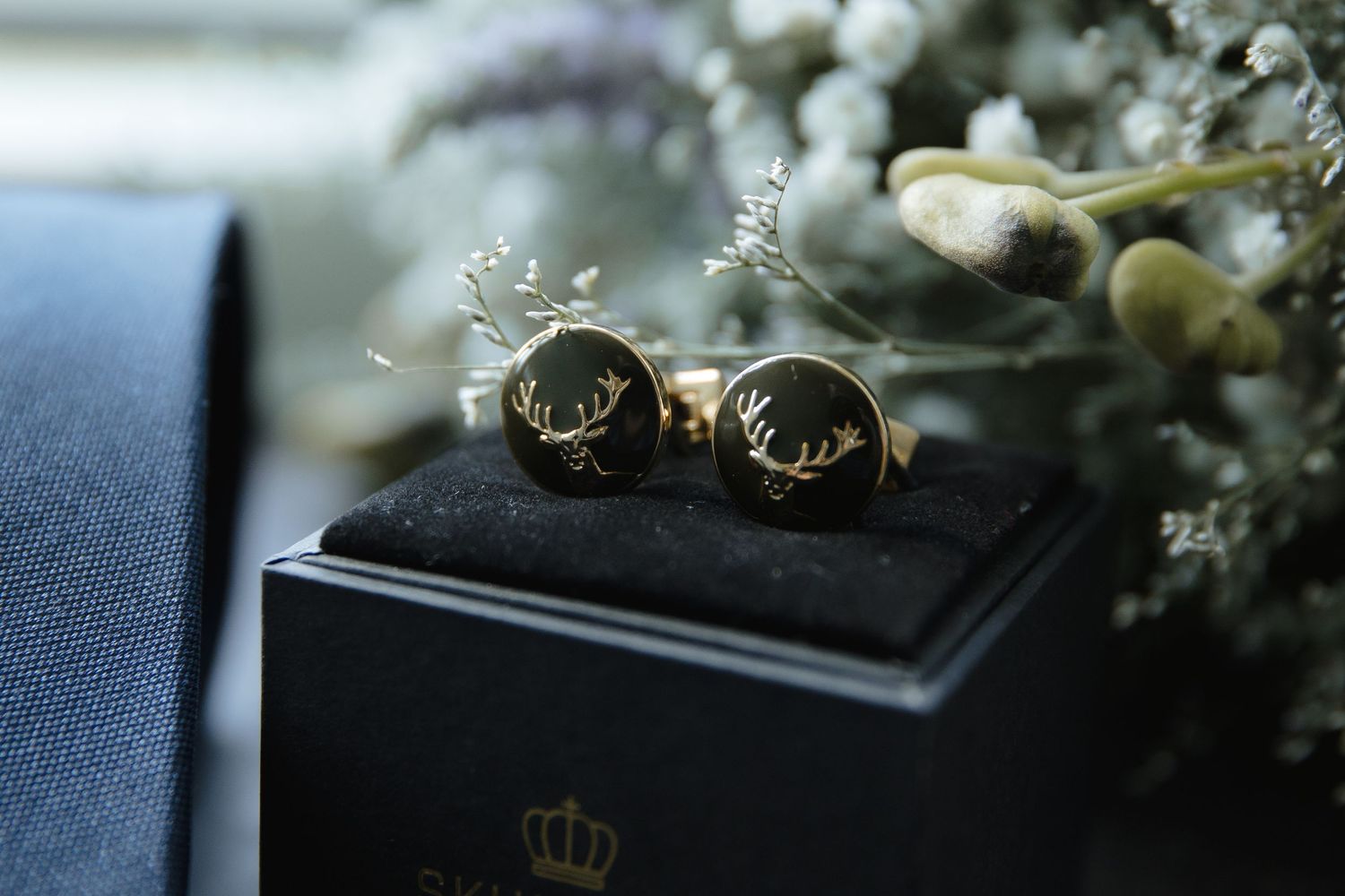 Manchetknopen Detailfoto en accessoires op een zomerse trouwdag gefotografeerd door Rochelli's fotografie