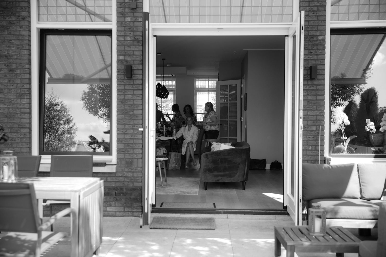 Voorbereidingen van de bruid op haar bruiloft gefotografeerd door Rochelli’s Fotografie uit Almelo