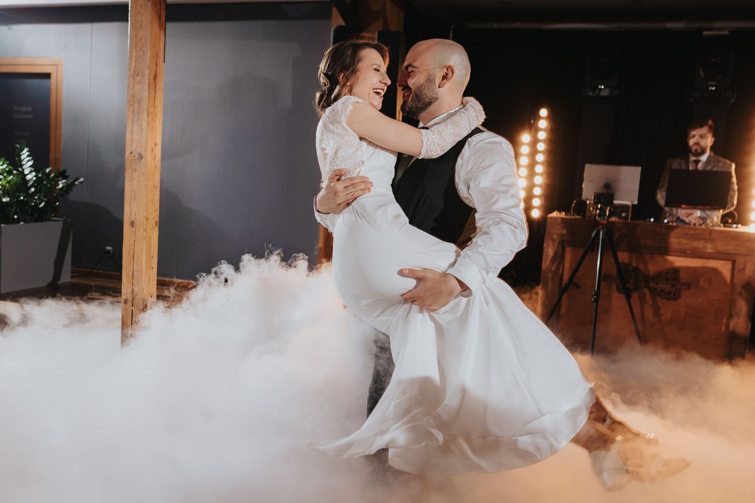 Pierwszy taniec.Wojciech Grzegorczyk fotograf ślubny Olsztyn. restauracja Przystań