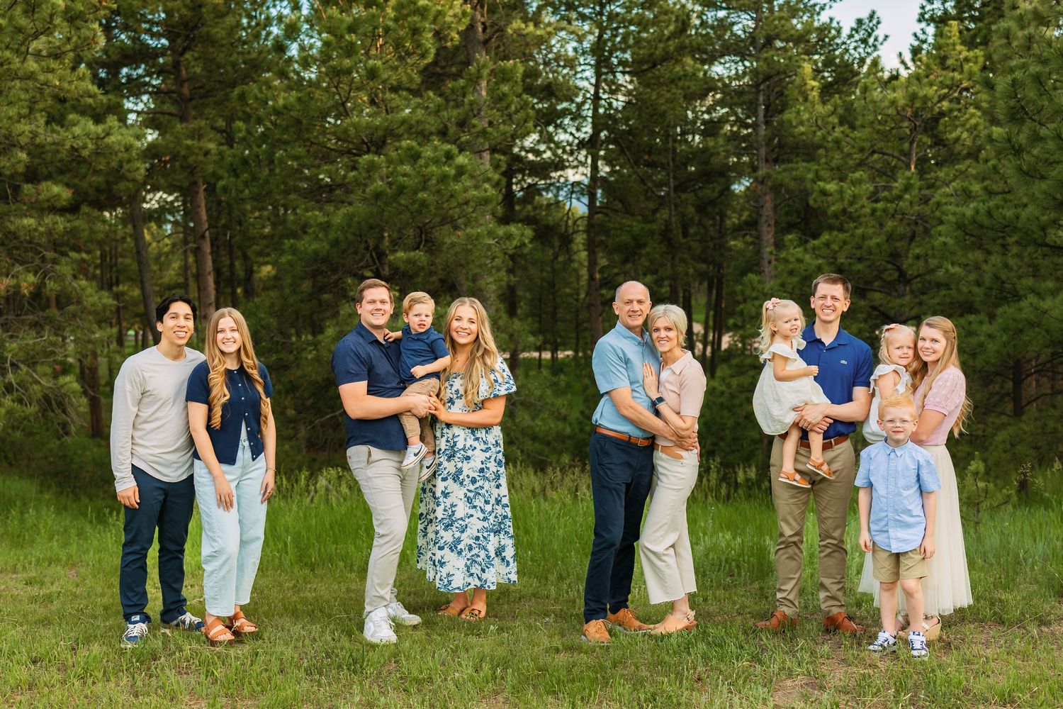 Example of an extended family photo session in Colorado Springs, where everyone is wearing coordinating outfits.