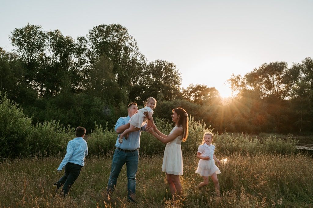 Melissa Stuer Photography Moederschapsfotograaf Moerbeke Oost-Vlaanderen lifestyle gezin  bij golden hour buiten zonsondergang natuur