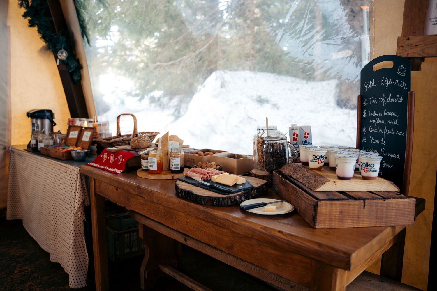 Photo du petit déjeuner proposé par Alpes Bivouac après une nuit en igloo à Annecy