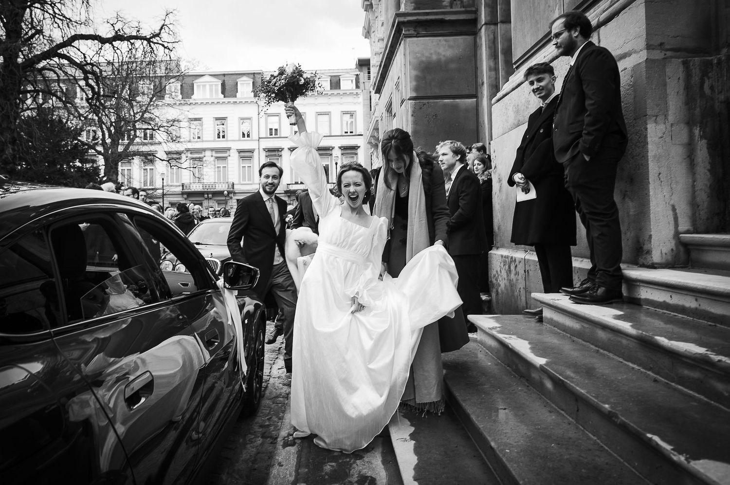 Photo des mariés à la sortie de l'église en Hiver
