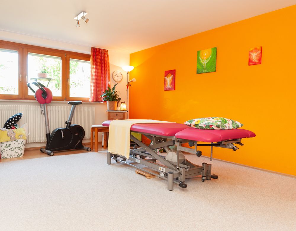 Professionell eingerichteter Behandlungsraum in der Praxis für Physiotherapie Katrin Ritter, Forchheim – Lichtkapsel Fotografie
