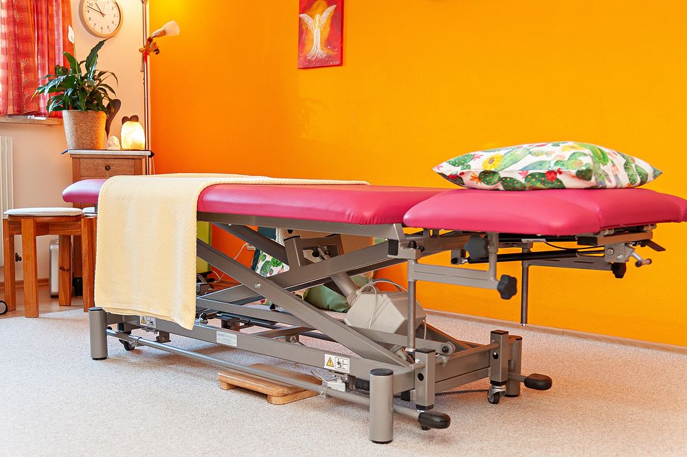 Professionelle Behandlungsliege in der Praxis für Physiotherapie und Heilkunde Katrin Ritter, Forchheim – Lichtkapsel Fotografie