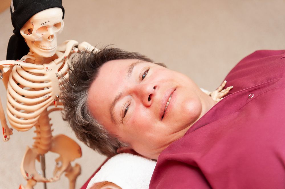 Heilpraktikerin Katrin Ritter bei der physiotherapeutischen Arbeit mit Skelett-Modell, Forchheim – Lichtkapsel Fotografie