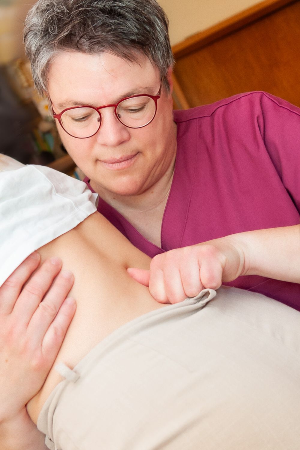 Gezielte physiotherapeutische Rückenbehandlung durch Katrin Ritter in Forchheim – Lichtkapsel Fotografie
