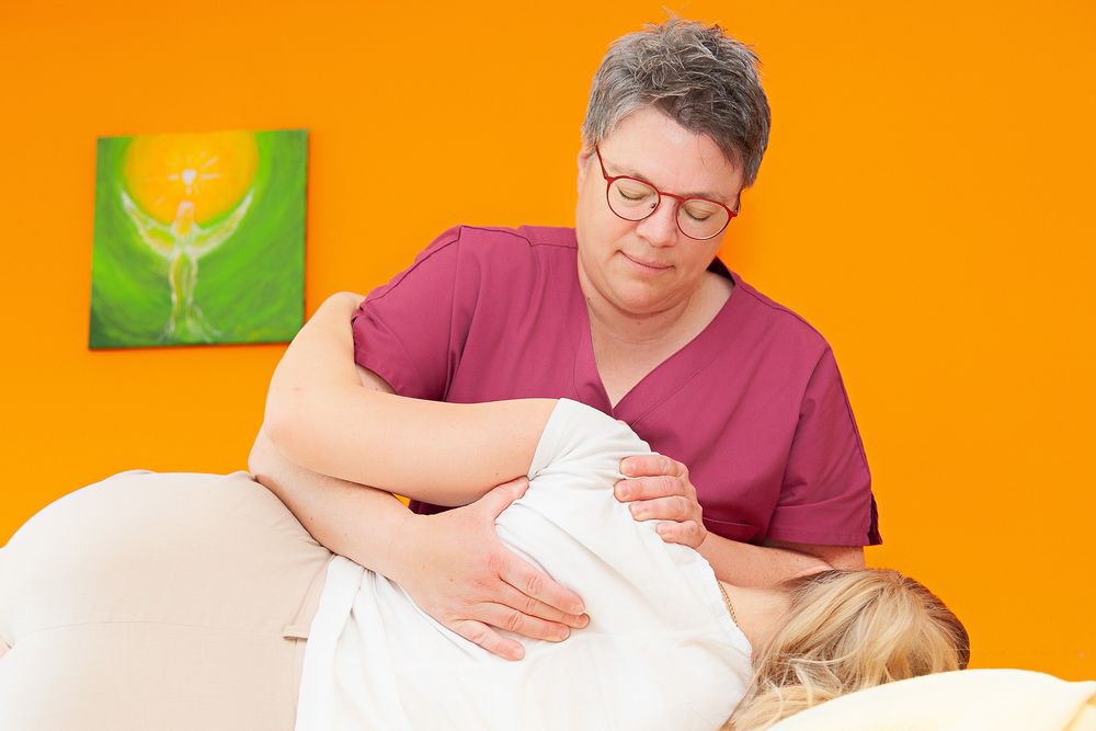 Katrin Ritter bei der manuellen Therapie in ihrer Praxis für Physiotherapie in Forchheim – Lichtkapsel Fotografie