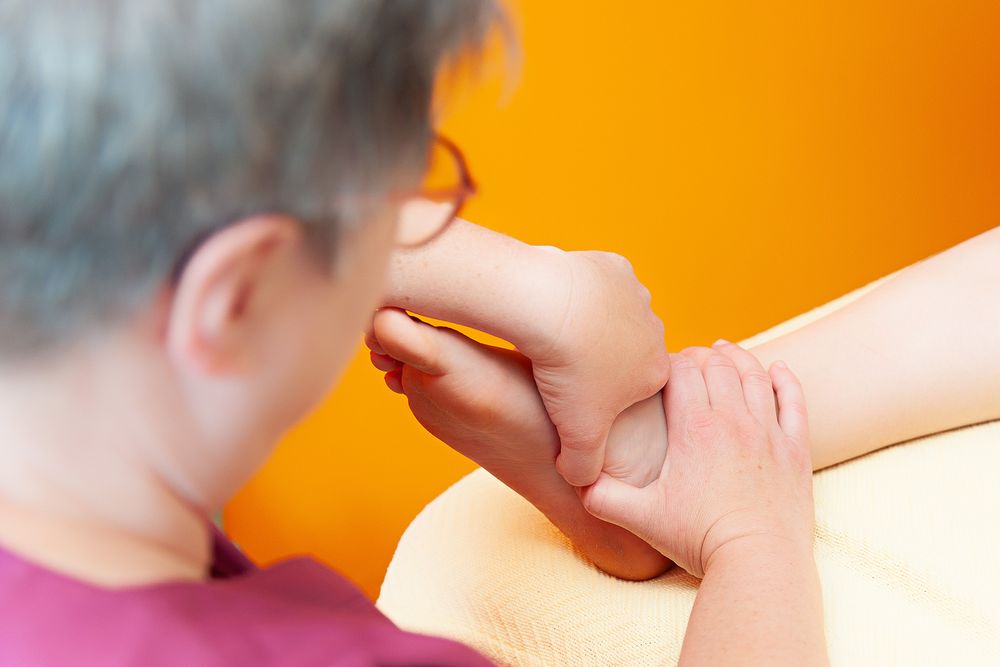 Heilpraktikerin Katrin Ritter bei einer therapeutischen Fußbehandlung in ihrer Praxis in Forchheim – Lichtkapsel Fotografie