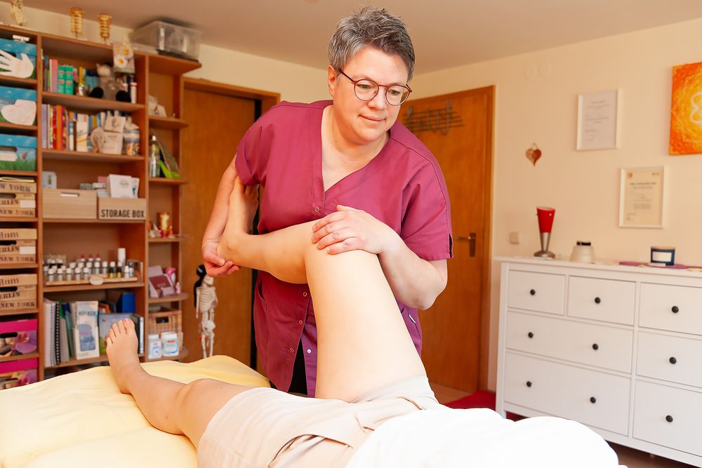 Heilpraktikerin Katrin Ritter bei einer physiotherapeutischen Behandlung in Forchheim – Lichtkapsel Fotografie