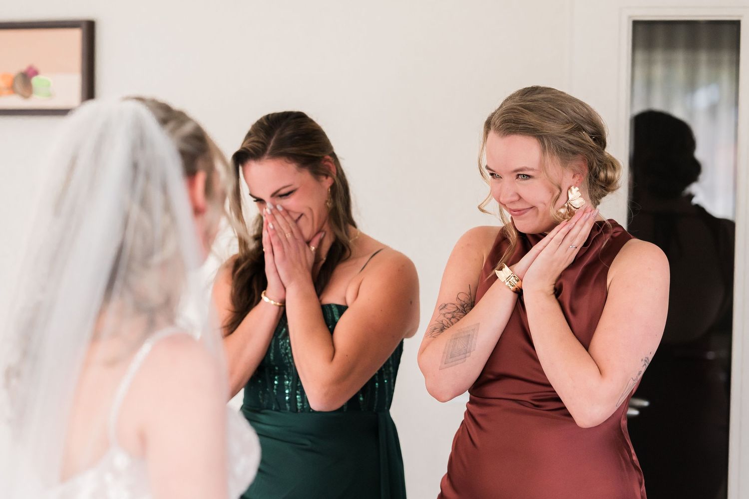 Vriendinnen First Look met bruid