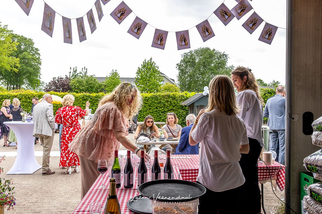 Borrel in de tuin na de ceremonie, met een persoonlijke slinger met tekeningen van Vincent, Madelief en Noxx