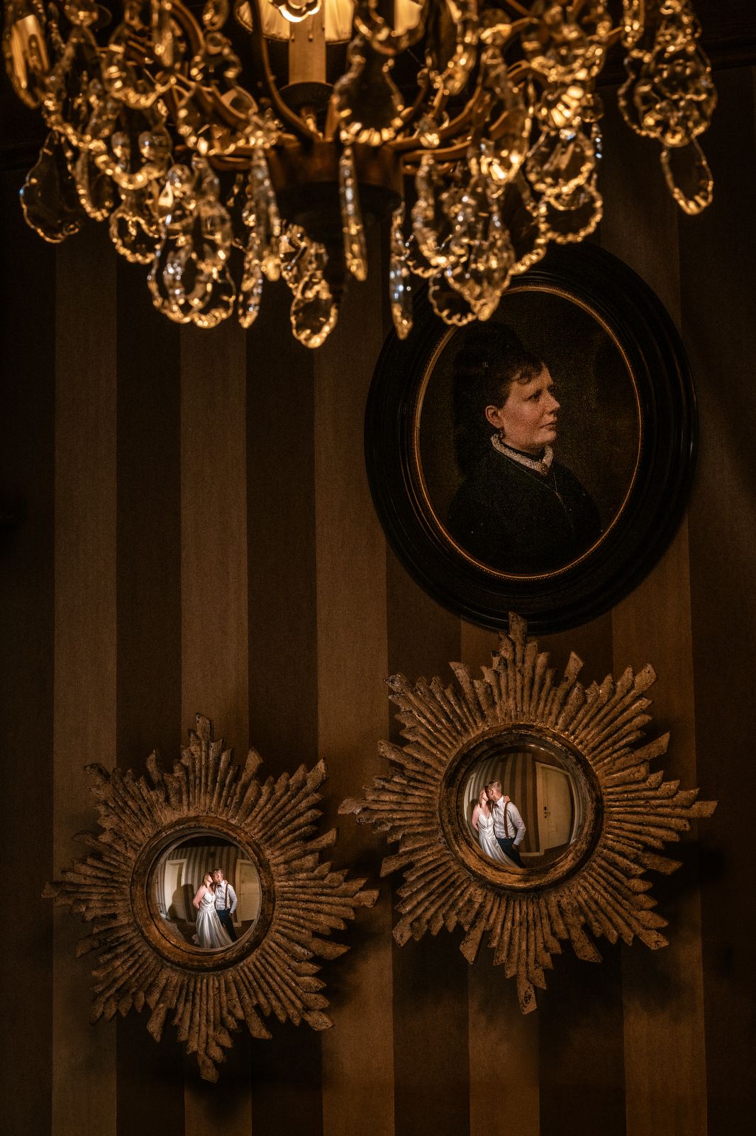 Artistieke huwelijksfoto van een kussend koppel in België, weerspiegeld in spiegels door huwelijksfotograaf Bart Boodts.