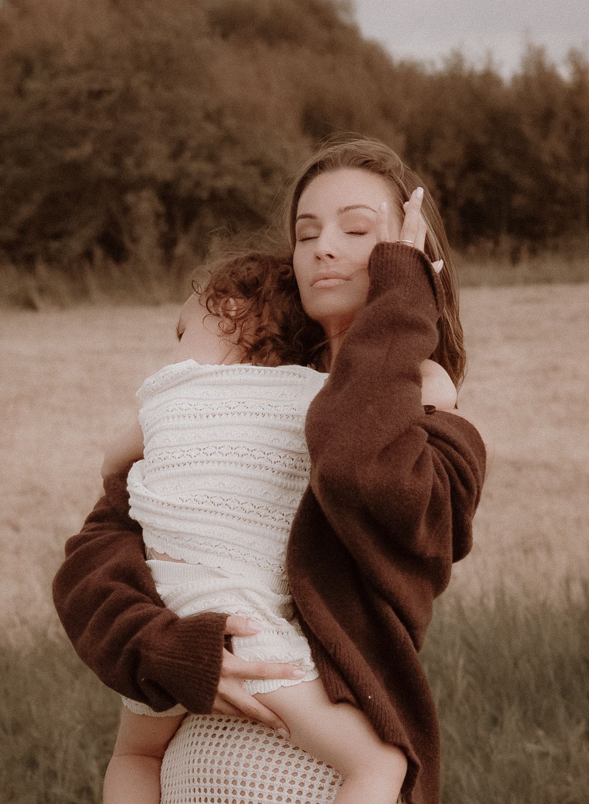 Mamma och dotter i en varm kram, familjefotografering i Göteborg.