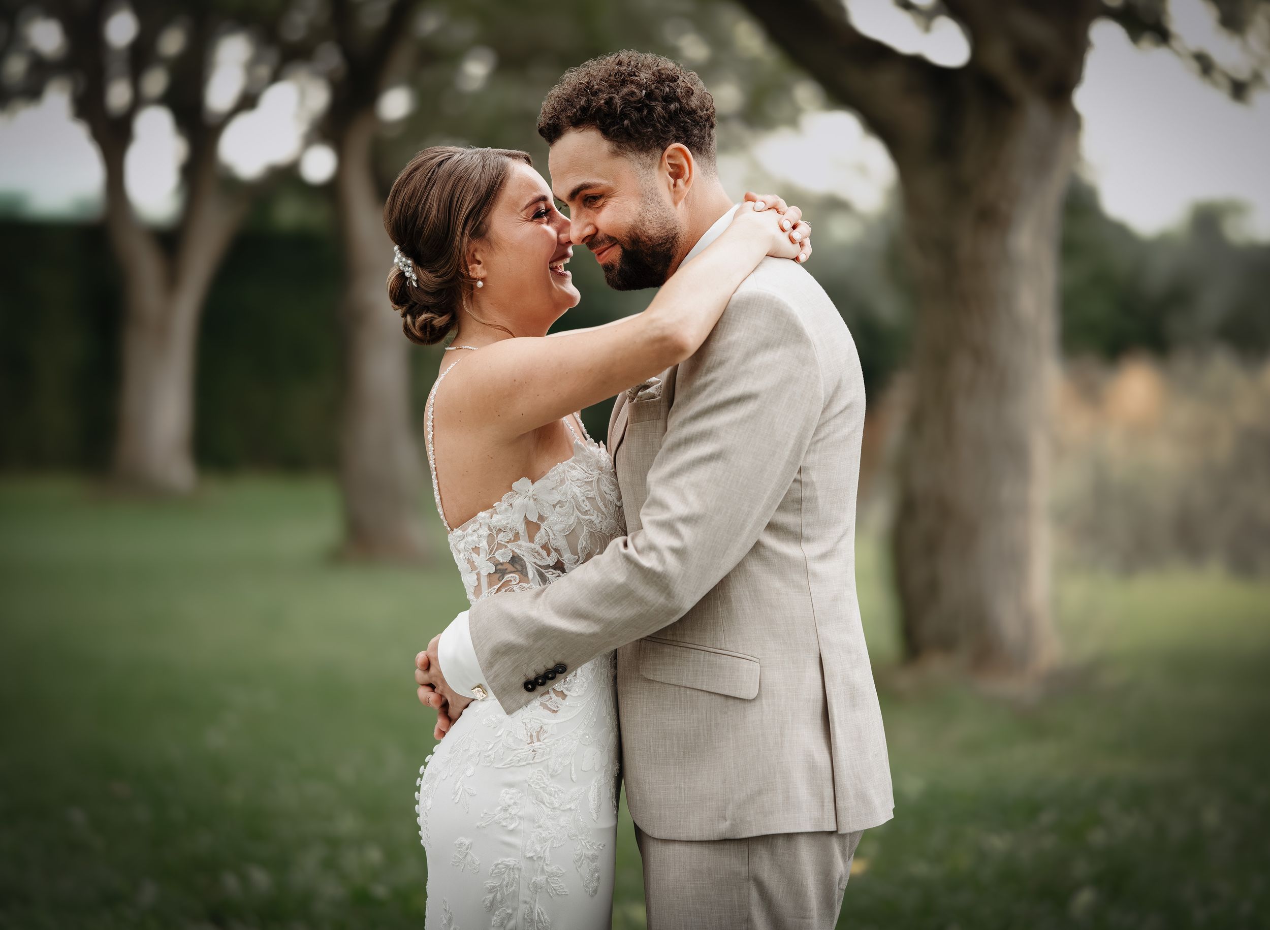 Romantische bruidsfotografie van een bruid in een zwierige trouwjurk met haar bruidegom tijdens een fotoshoot in het bos.
