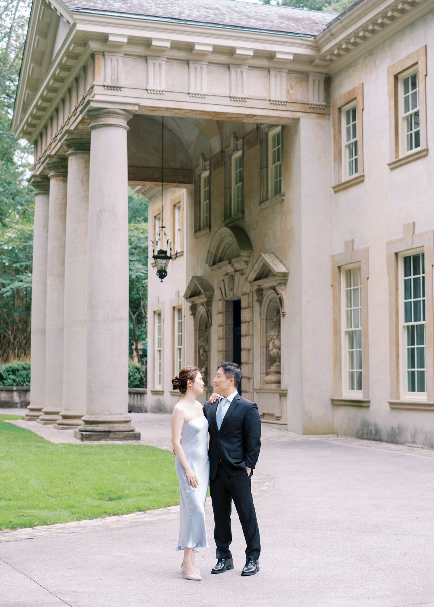 Romantic couple photos at a neoclassical building with grand white columns.