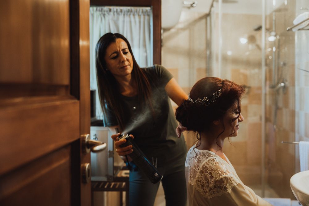 Il trucco della sposa visto attraverso un riflesso.