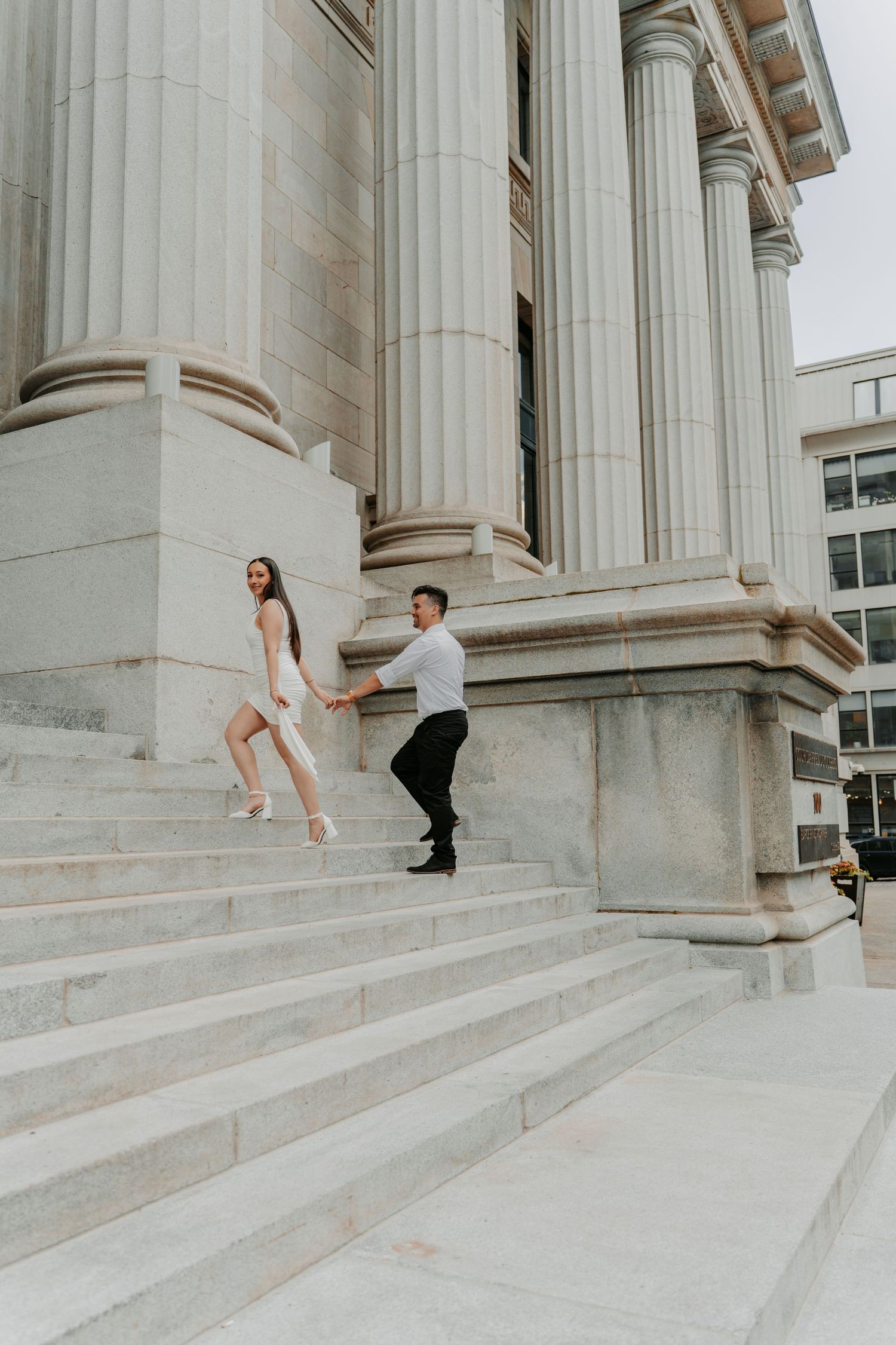 Séance photo de couple dans le Vieux-Montréal