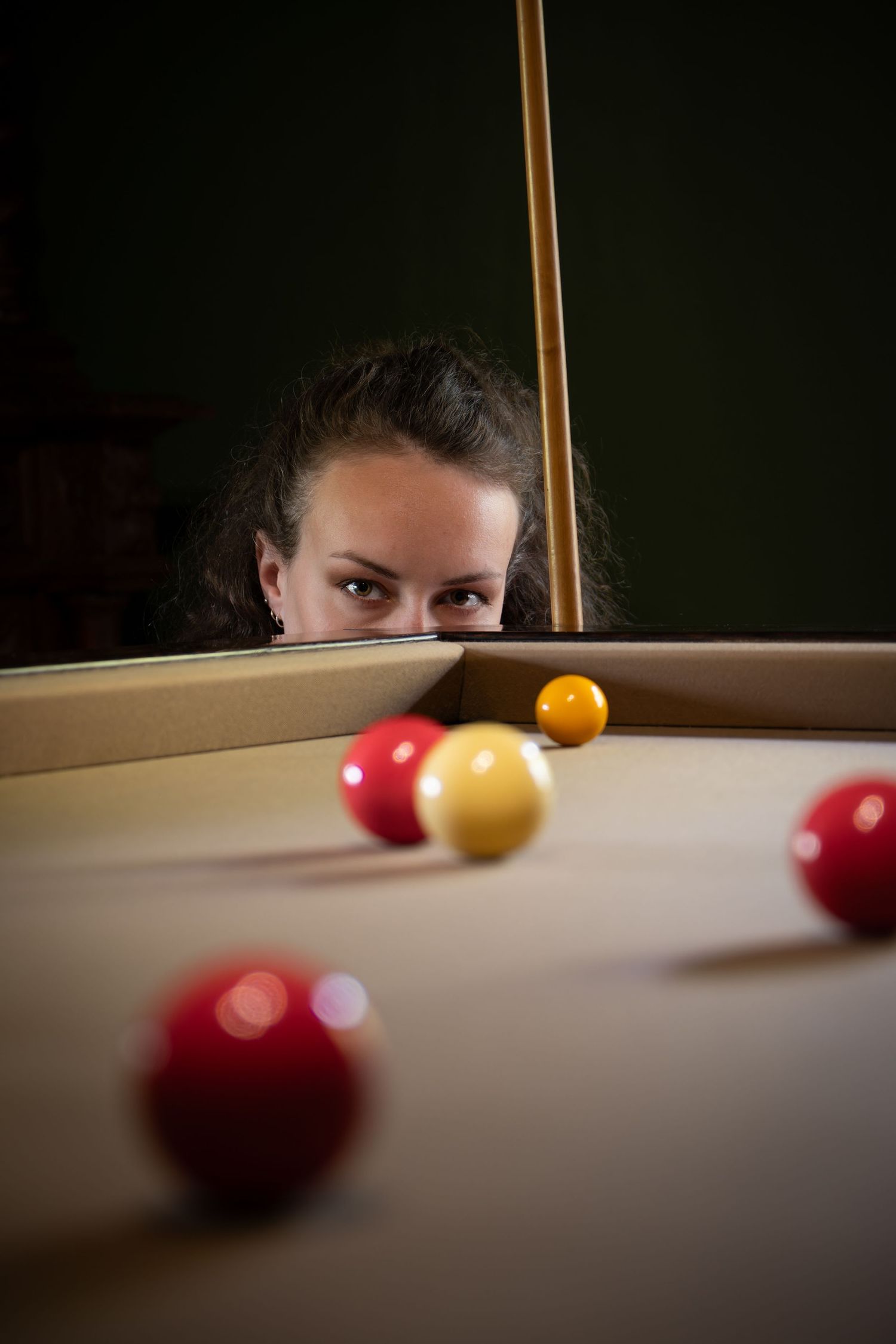 Portrait créatif réalisé autour d'une table de billard avec une composition graphique.