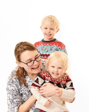 Family photograph of a mummy with her children smiling at the camera in Coleford, Forest of dean.
