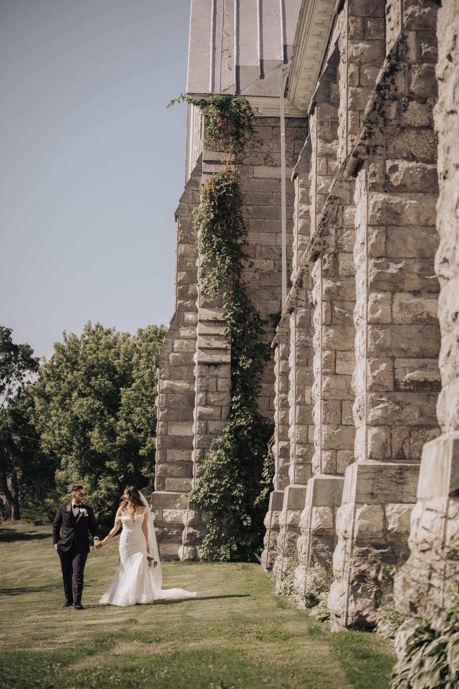 Première rencontre des mariés captée par un photographe de mariage dans le West Island.