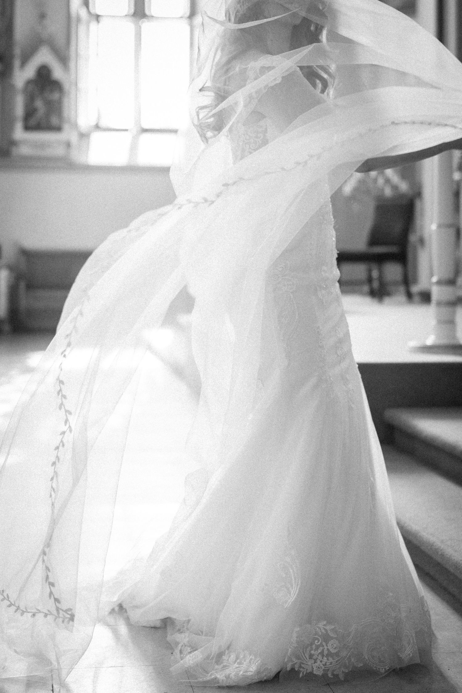 Voile de mariée flottant au vent à Pointe-Claire, portrait romantique au style éditorial et intemporel.