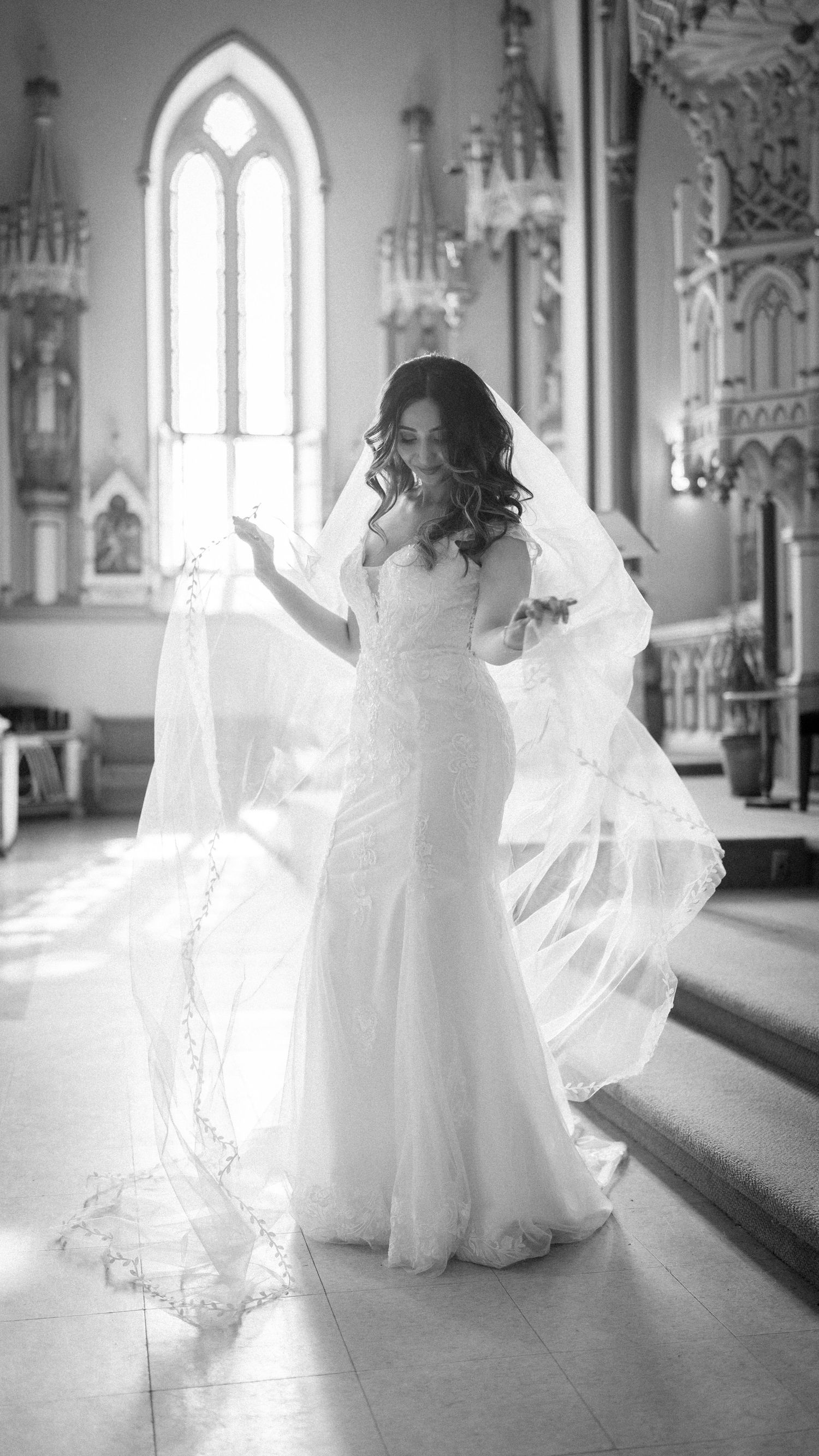 Portrait poétique d’une mariée sous son voile, photographié avec délicatesse dans le West Island.