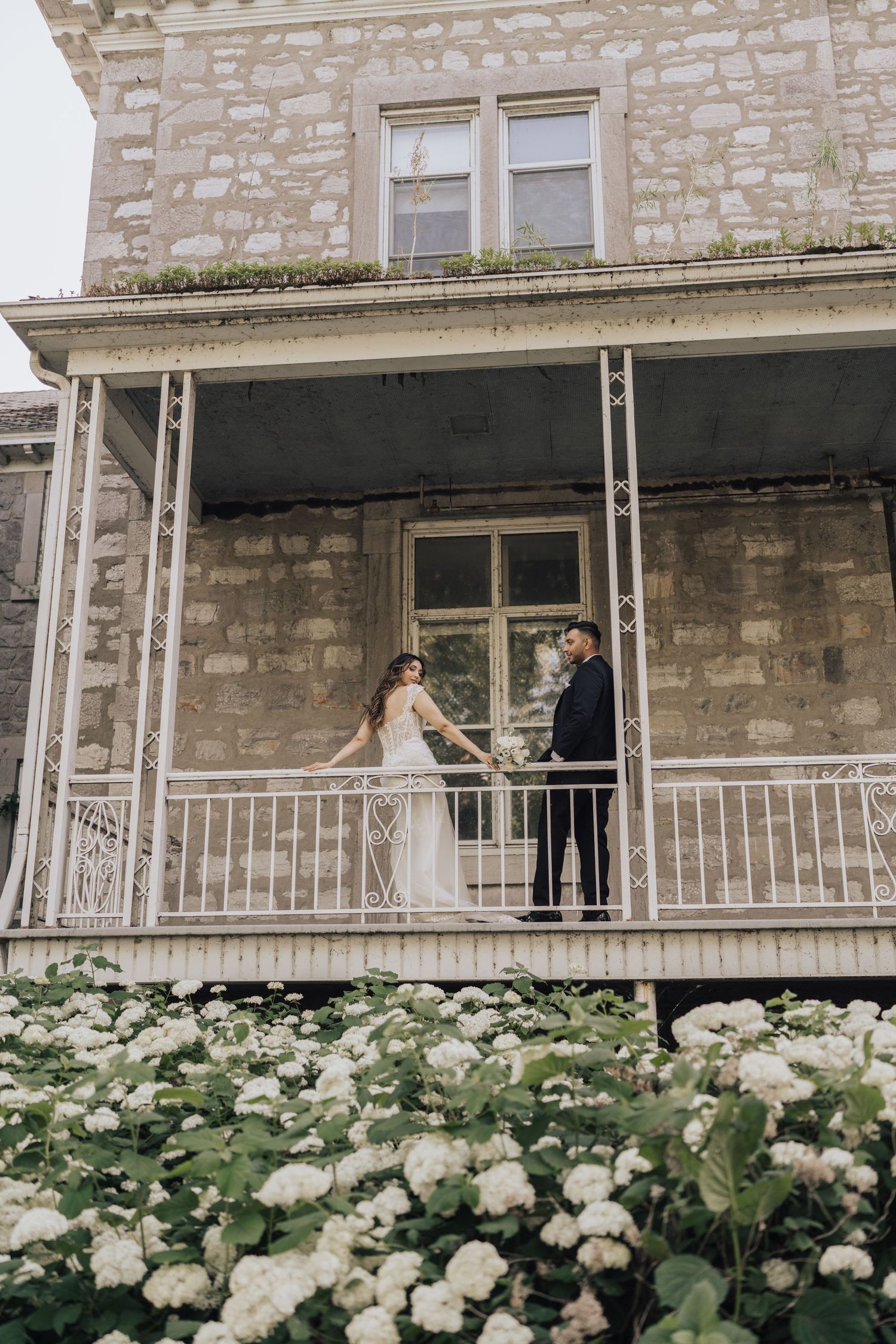 Elopement éditorial à Montréal avec un couple élégant dans un décor urbain et romantique.