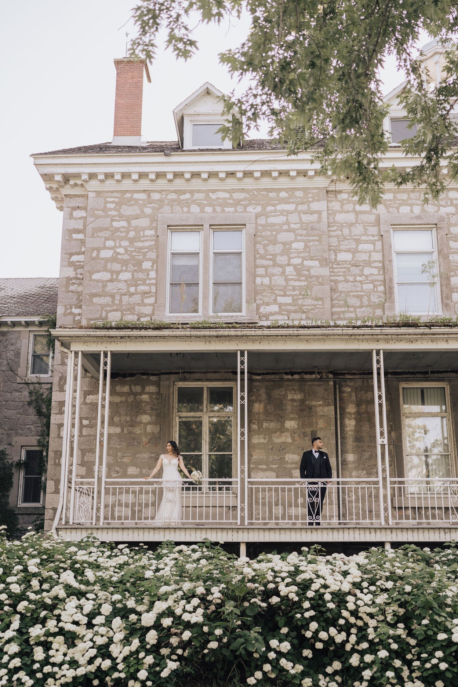 Photographe de mariage à Vaudreuil captant un moment spontané entre les mariés en lumière naturelle.