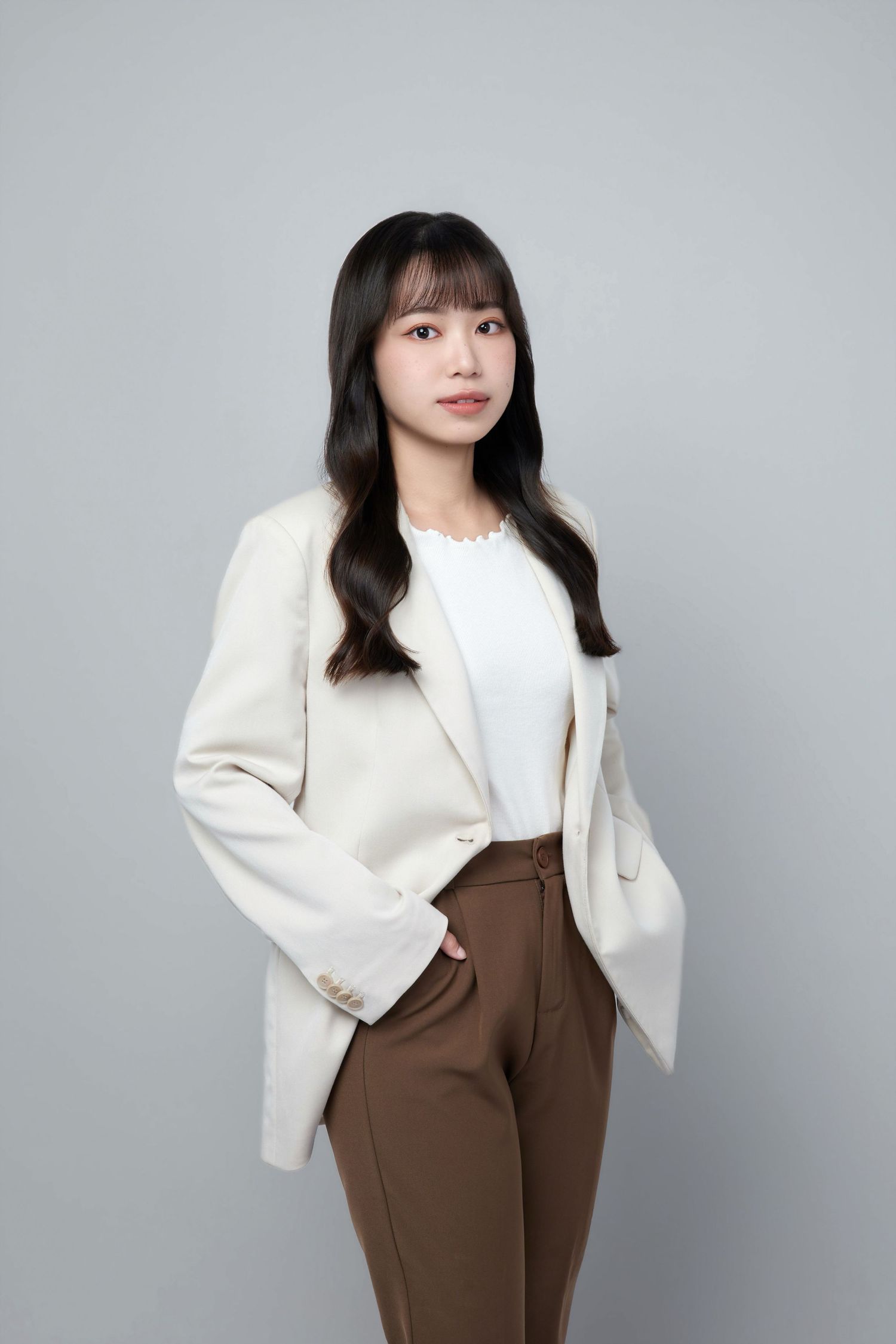 渴望影像婚禮攝影師 Jen，親切細心，擅長捕捉婚禮中的細微互動與自然真實瞬間。