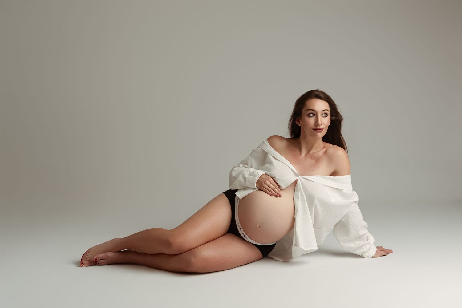 Artistic nude maternity photo with expecting mother. maternity photographer Paloma Schell Houston TX