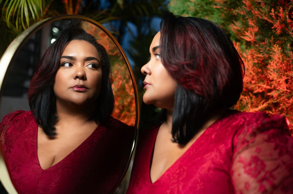 Sesion de fotos bosque vestido rojo de noche República Dominicana espejo