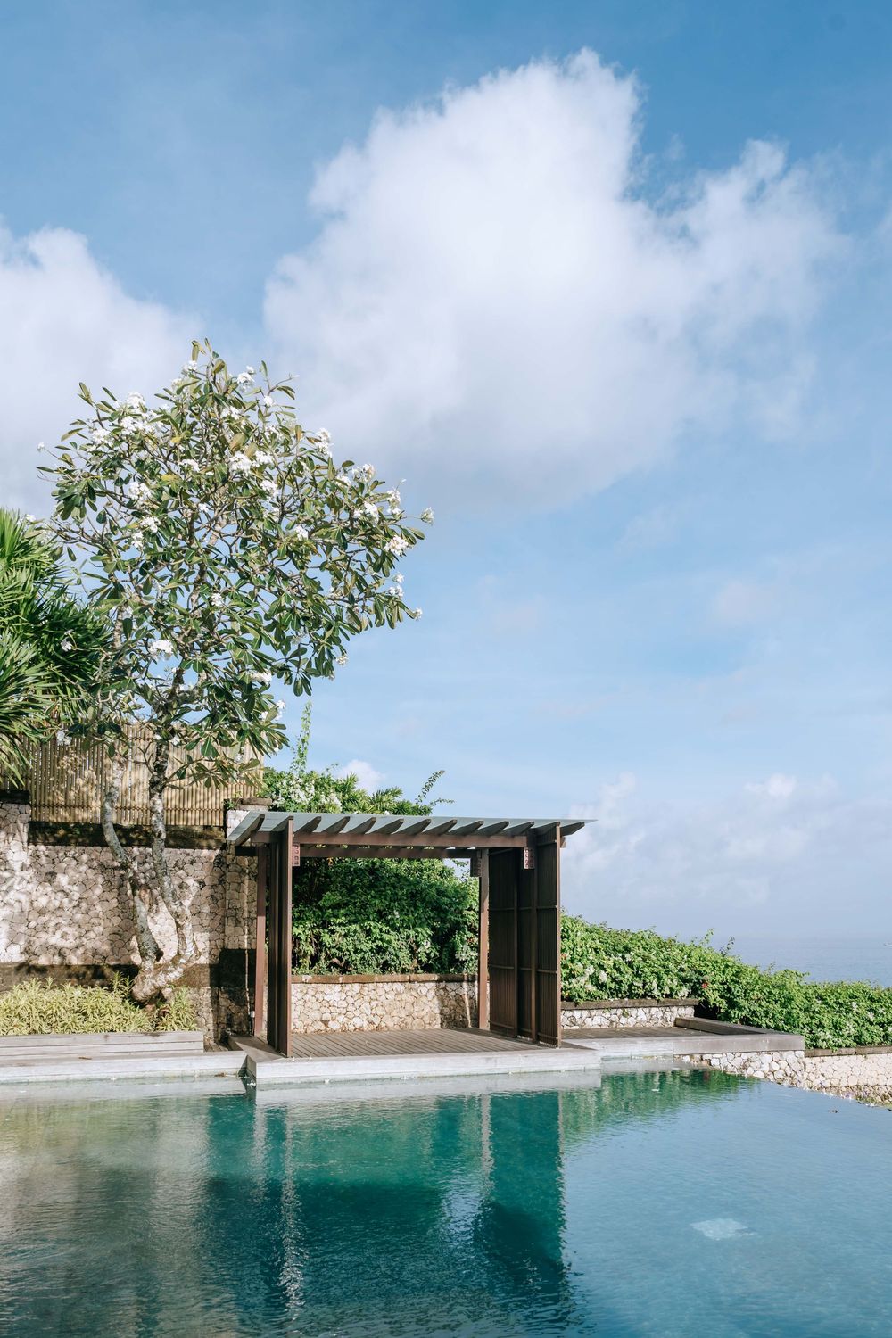 峇里島 AYANA 海外婚禮攝影，由 Peipei／Peony Studio 韶曜工作室統籌婚禮企劃，渴望影像 Derek、Rebecca、Eric 共同拍攝。從 Rock Bar、高爾夫球場類婚紗，到夕陽戶外證婚、晚宴、冷煙火與歡樂派對，完整呈現高級、優雅又充滿美式氛圍的 De