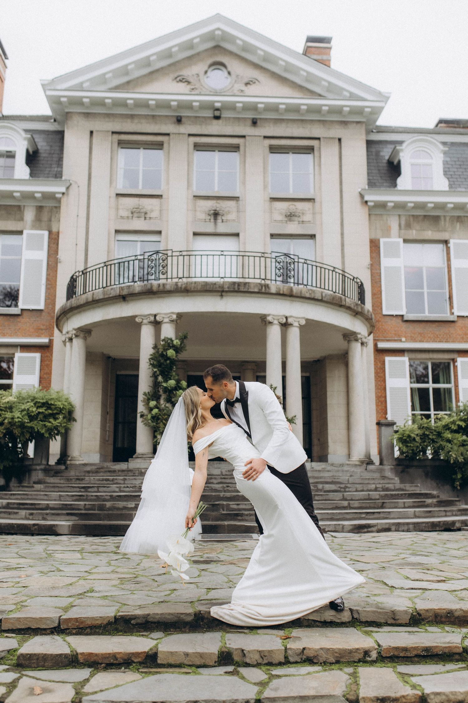 Styled wedding editorial at Kasteel Wolvenbos in Belgium