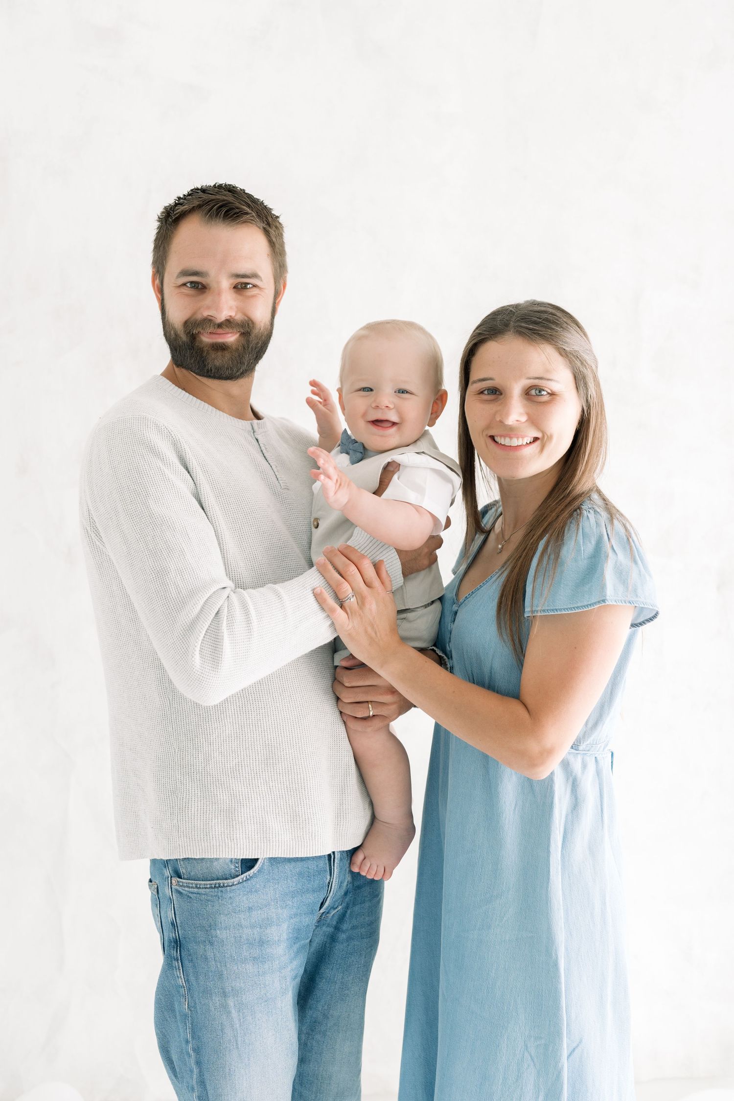Bébé et ses parents lors d'une séance premier anniversaire