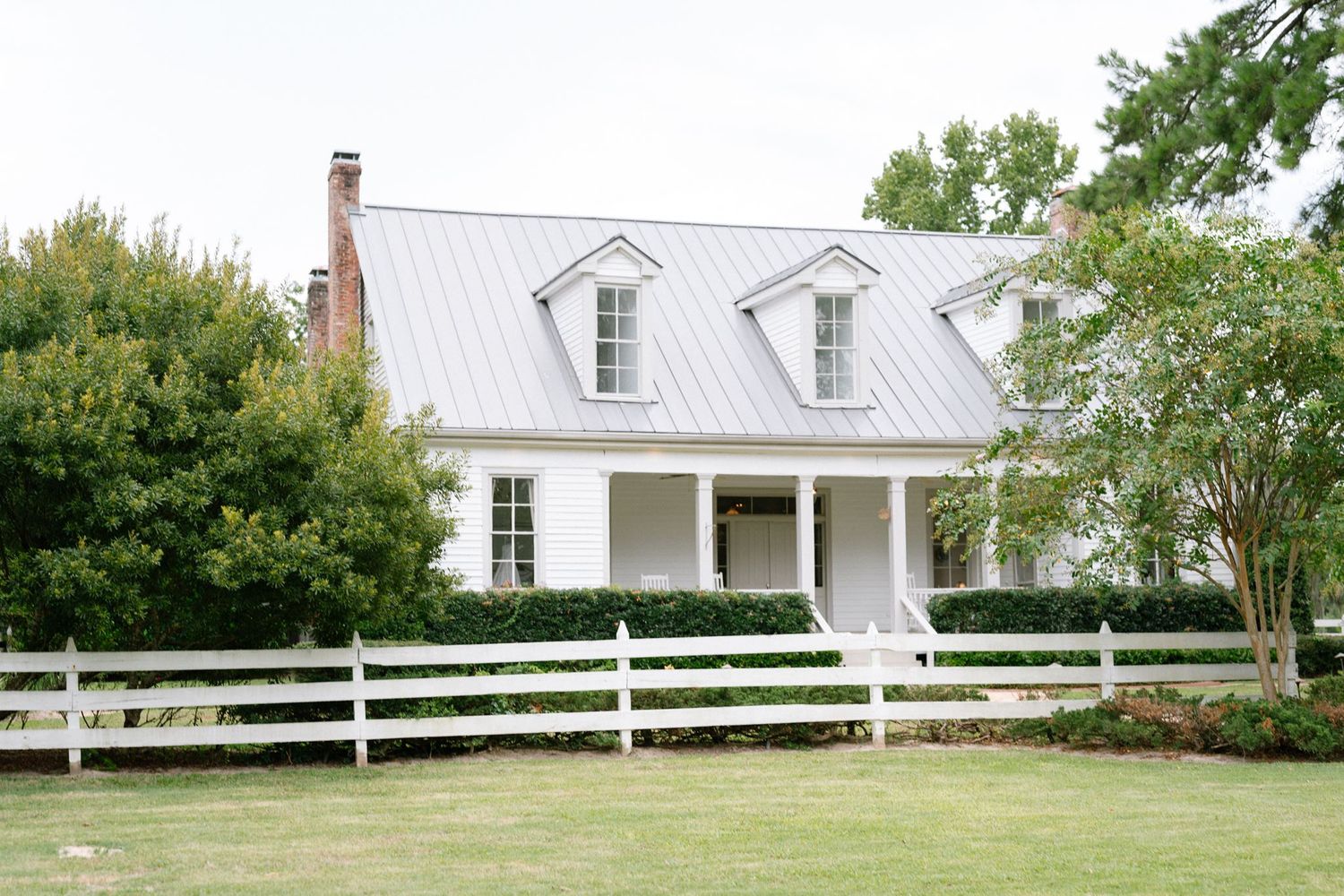 Front elevation of the historic home at Historic Hill House in Willis Texas.