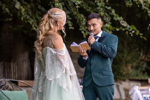 Les voeux d'un mariée à la mariée durant une cérémonie laïque d'un mariage en Suisse.
