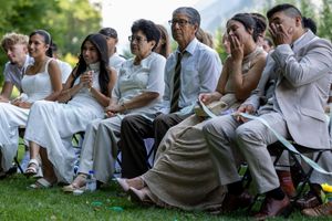 Emotion de la famille capturé en photo durant une cérémonie de mariage en Suisse.