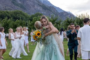 Emotion pris en photo durant le lancer de bouquet durant un mariage en Suisse.