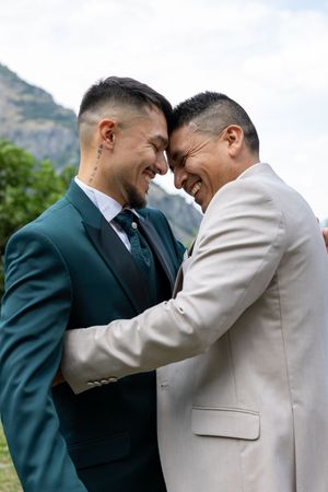 Photo du marié avec son papa avant son entrée au mariage en Suisse.