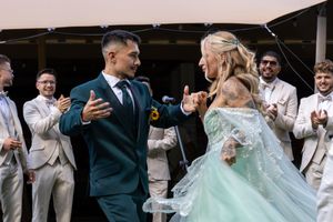 Les mariés qui dansent immortaliser par le photographe de mariage en Suisse.
